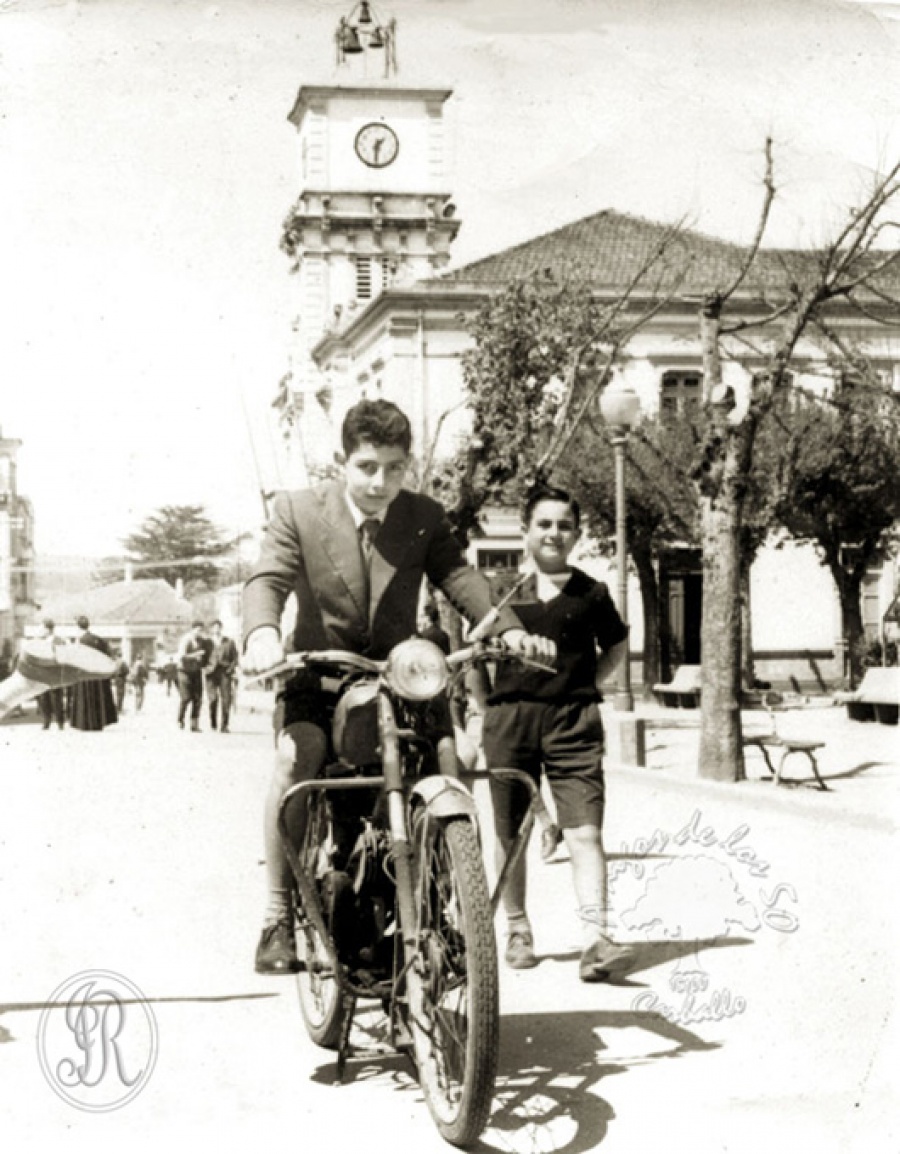 1959 Abril 19 - Delante del Ayuntamiento